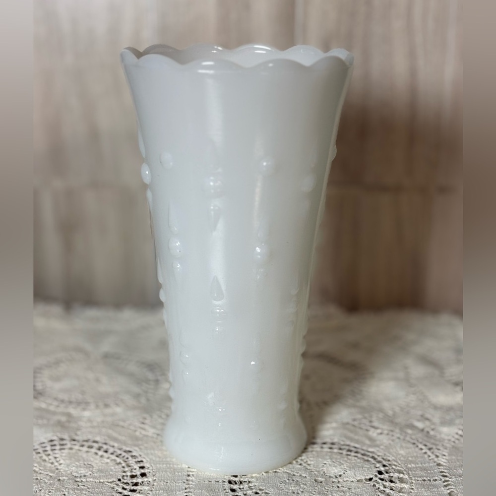 Anchor Hocking Teardrop and Pearl Scalloped Edge Milk Glass Vase